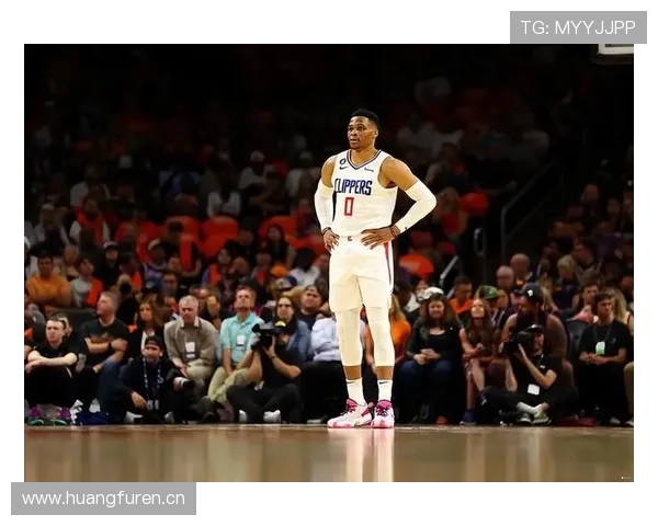 威少衣柜里塞满潮牌，训练馆地板却磨穿三双鞋底