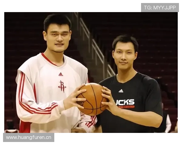 易建联站在豪车旁穿拖鞋，隔壁大叔既视感太带感